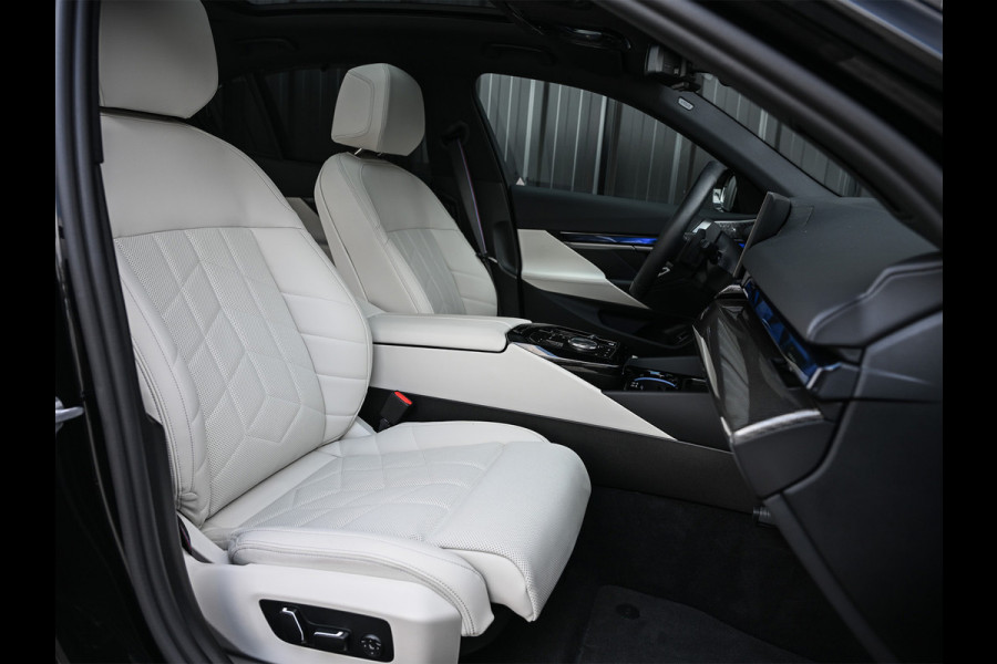 BMW 5 Serie 550e XDRIVE M-SPORT PRO | SHADOW LINE | PANORAMADAK | NL-AUTO | ICONIC GRILL | COMFORT ACCESS | BOWERS & WILKINS | COMFORT SEATS