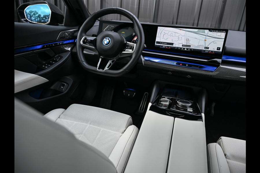 BMW 5 Serie 550e XDRIVE M-SPORT PRO | SHADOW LINE | PANORAMADAK | NL-AUTO | ICONIC GRILL | COMFORT ACCESS | BOWERS & WILKINS | COMFORT SEATS