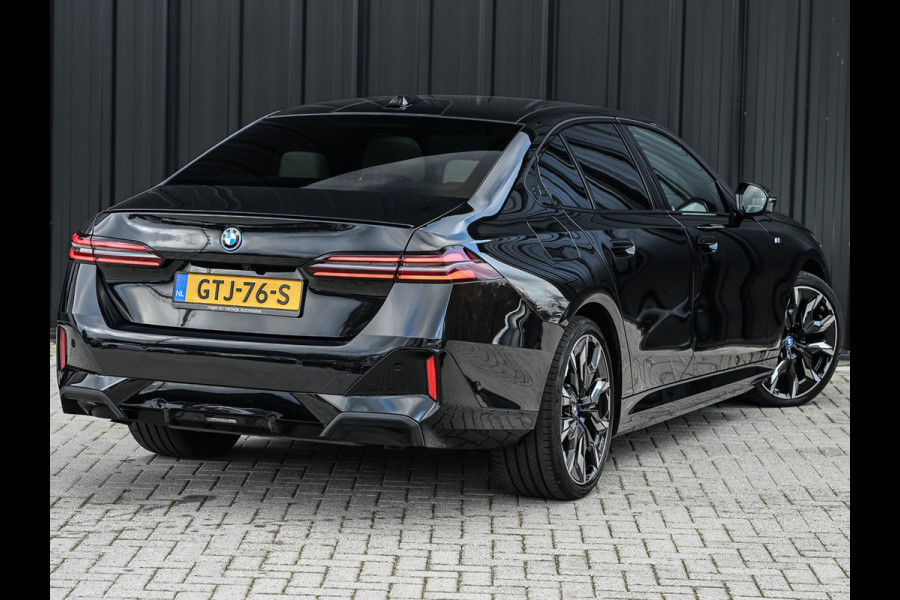 BMW 5 Serie 550e XDRIVE M-SPORT PRO | SHADOW LINE | PANORAMADAK | NL-AUTO | ICONIC GRILL | COMFORT ACCESS | BOWERS & WILKINS | COMFORT SEATS