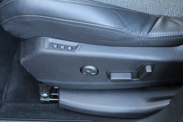 Peugeot 3008 1.2 PureTech 131pk Première AUTOMAAT Panoramadak Clima Cruise Navi 360 Camera Carplay LMV