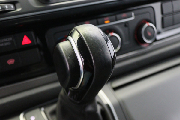 Volkswagen Transporter 2.0 TDI DSG L2H1 DC Highline 2x Schuifdeur, ACC, Apple Carplay, Bluetooth, LED, PDC, Trekhaak, 19''