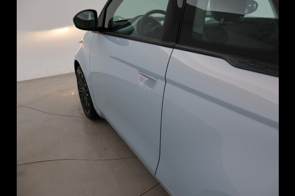 Fiat 500C 42 kWh Aut. *CELESTIAL BLUE* + STOELVERW. | CAMERA | 17 INCH | APPLE CARPLAY