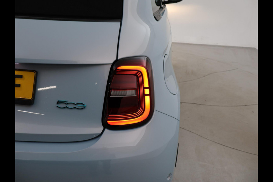 Fiat 500C 42 kWh Aut. *CELESTIAL BLUE* + STOELVERW. | CAMERA | 17 INCH | APPLE CARPLAY