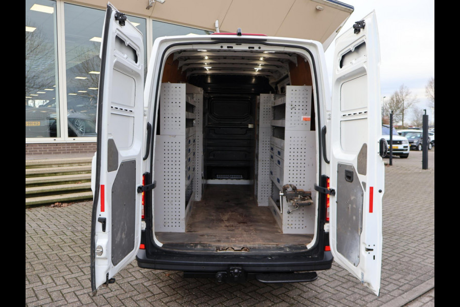 Volkswagen Crafter 35 2.0 TDI 140 PK L3H3 + WERKPLAATS INRICHTING + TREKHAAK 3000 KG | CAMERA | DAB | APPLE CARPLAY
