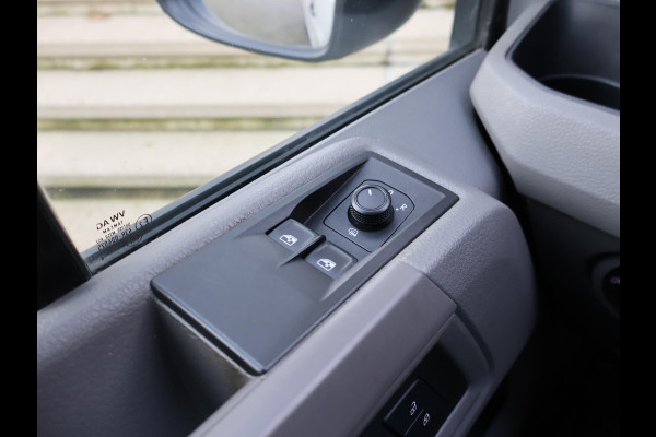 Volkswagen Crafter 35 2.0 TDI 140 PK L3H3 + WERKPLAATS INRICHTING + TREKHAAK 3000 KG | CAMERA | DAB | APPLE CARPLAY