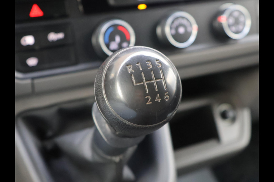 Volkswagen Crafter 35 2.0 TDI 140 PK L3H3 + WERKPLAATS INRICHTING + TREKHAAK 3000 KG | CAMERA | DAB | APPLE CARPLAY
