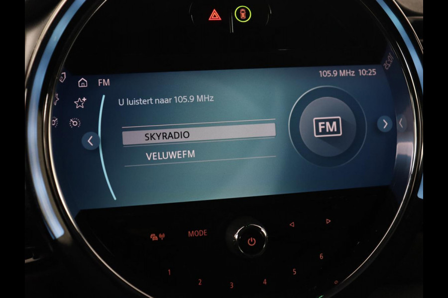 MINI Clubman 2.0 Cooper S | 192pk | Panoramadak | Leder | Trekhaak | Carplay | Navigatie | Parkeerhulp | Full LED | Verwarmde voorruit | Getint glas