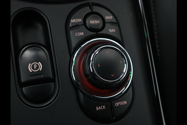 MINI Clubman 2.0 Cooper S | 192pk | Panoramadak | Leder | Trekhaak | Carplay | Navigatie | Parkeerhulp | Full LED | Verwarmde voorruit | Getint glas