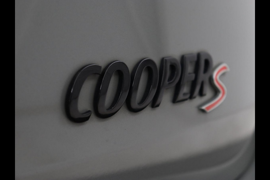 MINI Clubman 2.0 Cooper S | 192pk | Panoramadak | Leder | Trekhaak | Carplay | Navigatie | Parkeerhulp | Full LED | Verwarmde voorruit | Getint glas