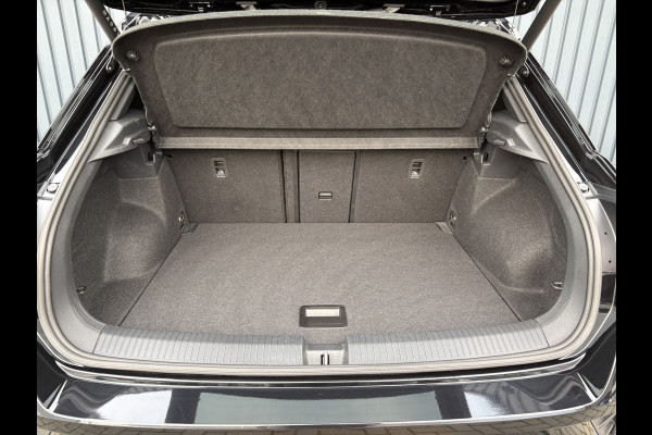 Volkswagen T-Roc 1.5 TSI R-Line Business | Beats | Panodak | IQ Light | Keyless | Side Assist | Elk. A-klep | Trekhaak afnb. | Prijs Rijklaar!!