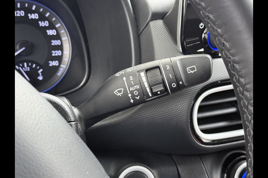 Hyundai Kona 1.6 HEV AUT-6 141pk Adaptive-Cr Trekhaak HUD Camera Android Apple Carplay Navi Bordherkenning PDC Fashion Keyless Head-Up-Display Auto-Pilot (Lane-Assist+ACC) ESP Mild Hybride Priv.Glass Botsing waarsch syst Dodehoek-assistent
