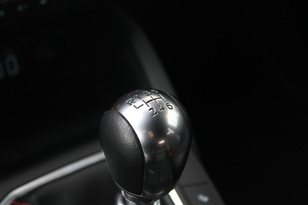 Ford Kuga 1.5 EcoBoost ST-Line X | Stoel + Stuurverwarming | Adaptive Cruise Control | Climate Control | Navigatie | 19'' Lichtmetalen Velgen |