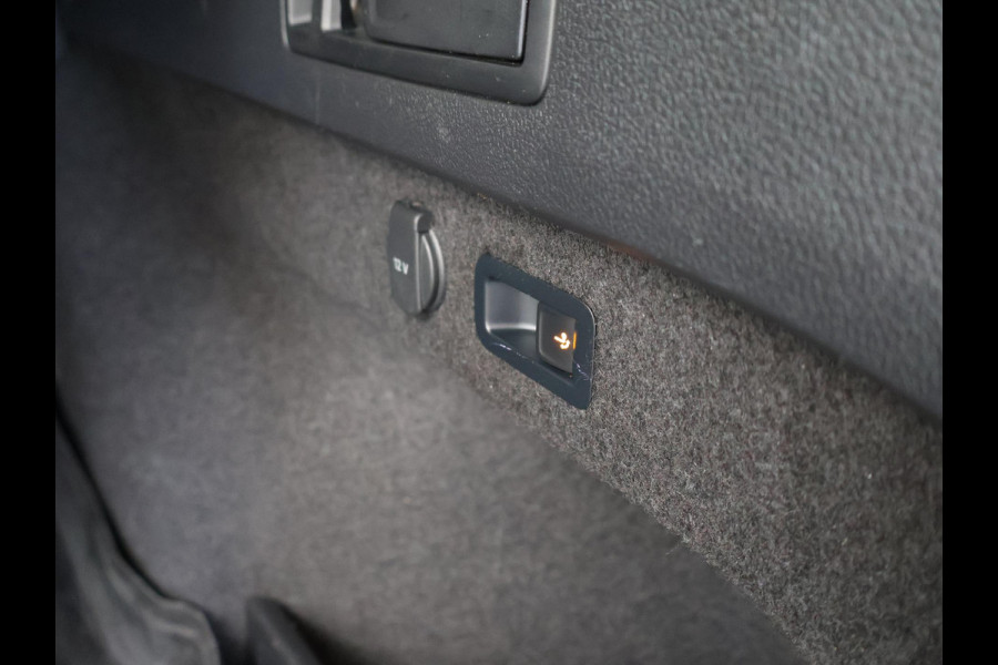 Volkswagen Passat Variant 1.5 TSI 150 PK DSG AUT. + WEGKL. TREKHAAK | 19 INCH LMV | ADAPTIVE CRUISE | APPLE CARPLAY | LED