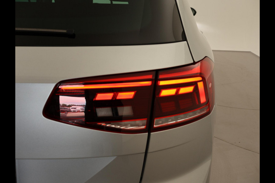 Volkswagen Passat Variant 1.5 TSI 150 PK DSG AUT. + WEGKL. TREKHAAK | 19 INCH LMV | ADAPTIVE CRUISE | APPLE CARPLAY | LED