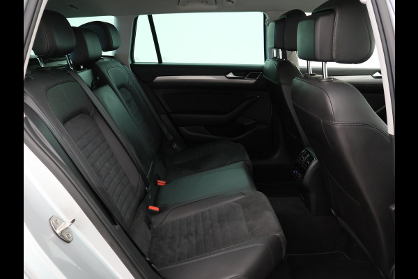 Volkswagen Passat Variant 1.5 TSI 150 PK DSG AUT. + WEGKL. TREKHAAK | 19 INCH LMV | ADAPTIVE CRUISE | APPLE CARPLAY | LED