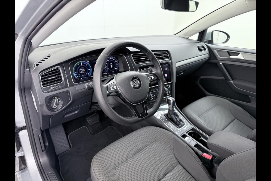 Volkswagen e-Golf e-Golf WARMTEPOMP| DODE HOEK| APPLE CARPLAY/ ANDROID AUTO| DIG. DASH | CAMERA| STOELVERW. |