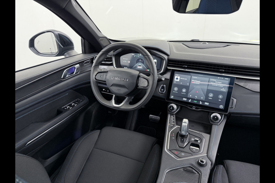 Lynk & Co 01 AUT-7 261pk PHEV Zwarte-Hemel Pano-Schuifdak Lmv 20" 360°Camera Apple Carplay Android Auto Adap.Cruise Navi Pdc Ecc Keyless Led  Elek.Memory.Stoel File assistent Dodehoek detector Elektrisch bedienbare achterklep Rijstrooksensor Wifi Verkeersbord detectie 425Nm koppel 3,7kw laadvermogen 1.800KG-Trekvermogen! €44.880 Nieuwprijs 1e Eigenaar Origineel NLse auto!