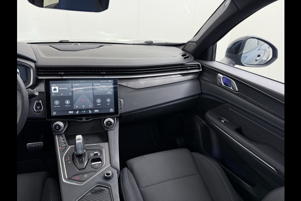 Lynk & Co 01 AUT-7 261pk PHEV Zwarte-Hemel Pano-Schuifdak Lmv 20" 360°Camera Apple Carplay Android Auto Adap.Cruise Navi Pdc Ecc Keyless Led  Elek.Memory.Stoel File assistent Dodehoek detector Elektrisch bedienbare achterklep Rijstrooksensor Wifi Verkeersbord detectie 425Nm koppel 3,7kw laadvermogen 1.800KG-Trekvermogen! €44.880 Nieuwprijs 1e Eigenaar Origineel NLse auto!