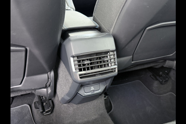 Lynk & Co 01 AUT-7 261pk PHEV Zwarte-Hemel Pano-Schuifdak Lmv 20" 360°Camera Apple Carplay Android Auto Adap.Cruise Navi Pdc Ecc Keyless Led  Elek.Memory.Stoel File assistent Dodehoek detector Elektrisch bedienbare achterklep Rijstrooksensor Wifi Verkeersbord detectie 425Nm koppel 3,7kw laadvermogen 1.800KG-Trekvermogen! €44.880 Nieuwprijs 1e Eigenaar Origineel NLse auto!