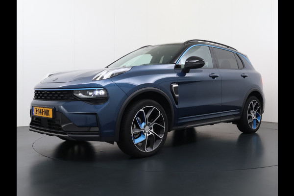Lynk & Co 01 AUT-7 261pk PHEV Zwarte-Hemel Pano-Schuifdak Lmv 20" 360°Camera Apple Carplay Android Auto Adap.Cruise Navi Pdc Ecc Keyless Led  Elek.Memory.Stoel File assistent Dodehoek detector Elektrisch bedienbare achterklep Rijstrooksensor Wifi Verkeersbord detectie 425Nm koppel 3,7kw laadvermogen 1.800KG-Trekvermogen! €44.880 Nieuwprijs 1e Eigenaar Origineel NLse auto!