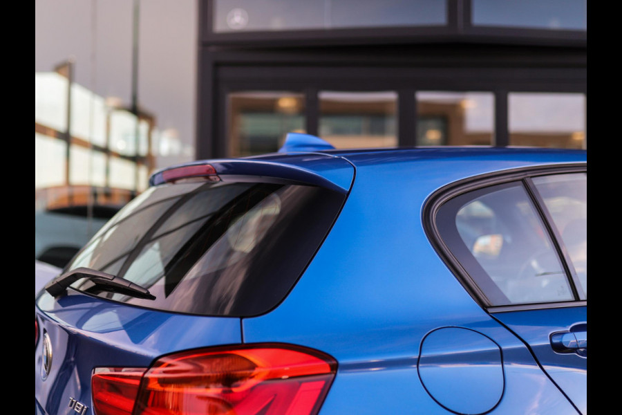 BMW 1-serie 118i Corporate Lease Executive | M-Sport | Shadowline | Leder | Stoelverw. | 18" LM