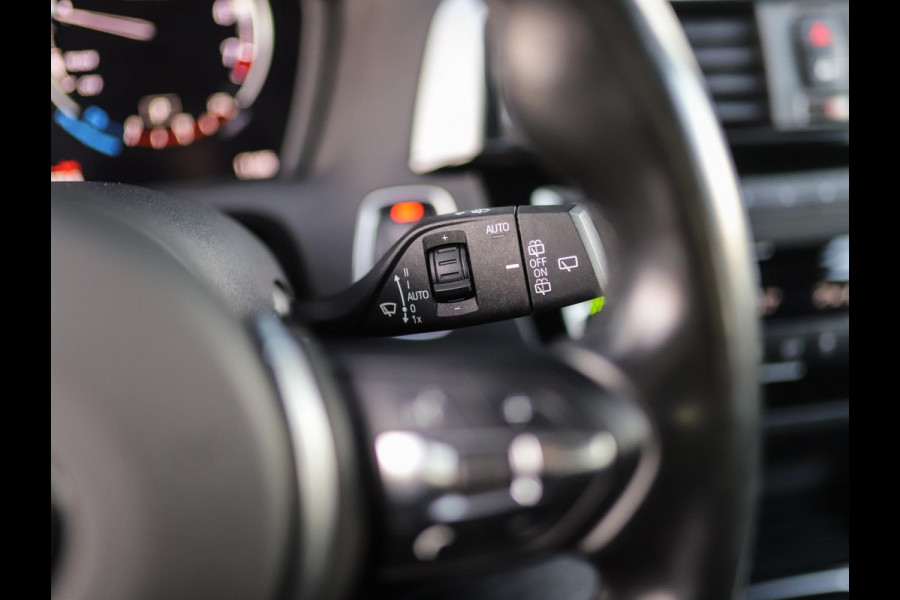 BMW 1-serie 118i Corporate Lease Executive | M-Sport | Shadowline | Leder | Stoelverw. | 18" LM