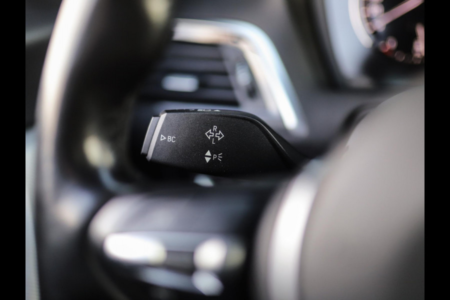 BMW 1-serie 118i Corporate Lease Executive | M-Sport | Shadowline | Leder | Stoelverw. | 18" LM