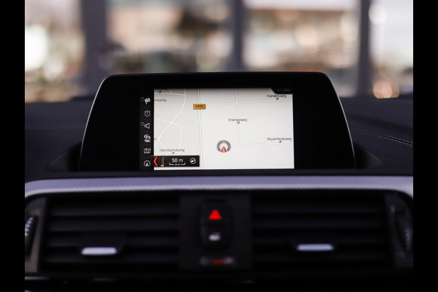 BMW 1-serie 118i Corporate Lease Executive | M-Sport | Shadowline | Leder | Stoelverw. | 18" LM