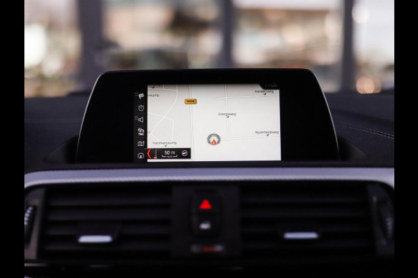 BMW 1-serie 118i Corporate Lease Executive | M-Sport | Shadowline | Leder | Stoelverw. | 18" LM