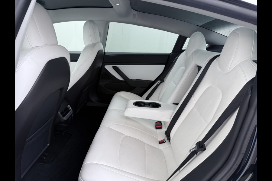 Tesla Model 3 Long Range AWD 75kWh 463PK 19"Lmv Priv.Glas Ivory-interieur ! FSD-3 Computer Premium Audio AutoPilot Panoramadak Camera's Leer A 4WD Stoel en achterbank verwarming Elektr.Stoelen+Memory+Easy-Entry WiFi SOH 91% Fabrieksgarantie op Accu en motor tot 192.000km / 18-11-2027 1e Eigenaar Origineel Nederlandse Auto 61.000 nieuw!