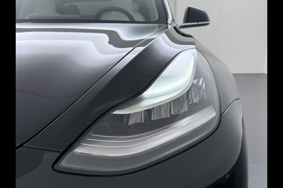 Tesla Model 3 Long Range AWD 75kWh 463PK 19"Lmv Priv.Glas Ivory-interieur ! FSD-3 Computer Premium Audio AutoPilot Panoramadak Camera's Leer A 4WD Stoel en achterbank verwarming Elektr.Stoelen+Memory+Easy-Entry WiFi SOH 91% Fabrieksgarantie op Accu en motor tot 192.000km / 18-11-2027 1e Eigenaar Origineel Nederlandse Auto 61.000 nieuw!