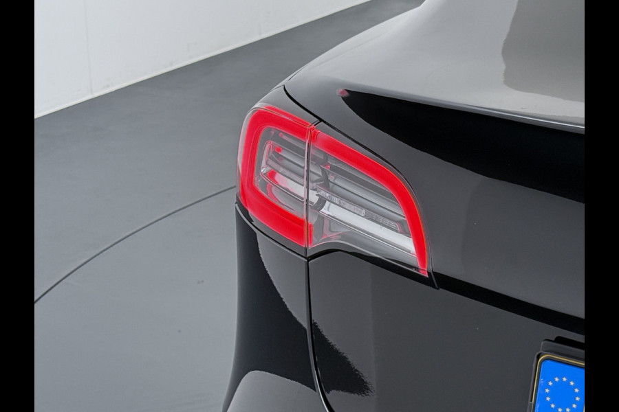 Tesla Model 3 Long Range AWD 75kWh 463PK 19"Lmv Priv.Glas Ivory-interieur ! FSD-3 Computer Premium Audio AutoPilot Panoramadak Camera's Leer A 4WD Stoel en achterbank verwarming Elektr.Stoelen+Memory+Easy-Entry WiFi SOH 91% Fabrieksgarantie op Accu en motor tot 192.000km / 18-11-2027 1e Eigenaar Origineel Nederlandse Auto 61.000 nieuw!