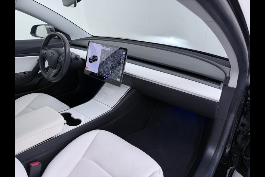 Tesla Model 3 Long Range AWD 75kWh 463PK 19"Lmv Priv.Glas Ivory-interieur ! FSD-3 Computer Premium Audio AutoPilot Panoramadak Camera's Leer A 4WD Stoel en achterbank verwarming Elektr.Stoelen+Memory+Easy-Entry WiFi SOH 91% Fabrieksgarantie op Accu en motor tot 192.000km / 18-11-2027 1e Eigenaar Origineel Nederlandse Auto 61.000 nieuw!