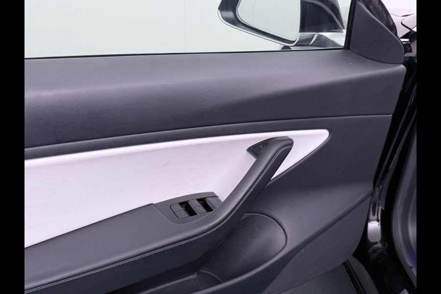 Tesla Model 3 Long Range AWD 75kWh 463PK 19"Lmv Priv.Glas Ivory-interieur ! FSD-3 Computer Premium Audio AutoPilot Panoramadak Camera's Leer A 4WD Stoel en achterbank verwarming Elektr.Stoelen+Memory+Easy-Entry WiFi SOH 91% Fabrieksgarantie op Accu en motor tot 192.000km / 18-11-2027 1e Eigenaar Origineel Nederlandse Auto 61.000 nieuw!