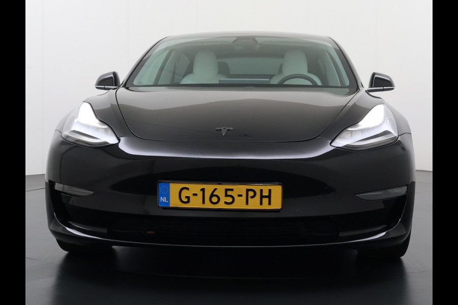 Tesla Model 3 Long Range AWD 75kWh 463PK 19"Lmv Priv.Glas Ivory-interieur ! FSD-3 Computer Premium Audio AutoPilot Panoramadak Camera's Leer A 4WD Stoel en achterbank verwarming Elektr.Stoelen+Memory+Easy-Entry WiFi SOH 91% Fabrieksgarantie op Accu en motor tot 192.000km / 18-11-2027 1e Eigenaar Origineel Nederlandse Auto 61.000 nieuw!