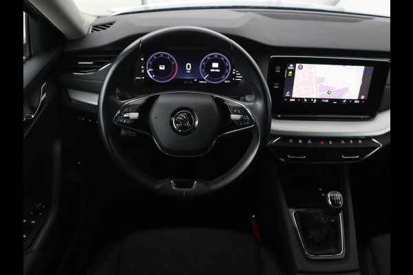 Škoda Octavia 1.5 TSI First Edition | Stoelverwarming | Adaptive cruise | Carplay | Sfeerverlichting | Matrix LED | Navigatie | Parkeerhulp | Keyless | DAB | Virtual Cockpit