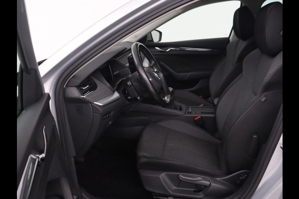 Škoda Octavia 1.5 TSI First Edition | Stoelverwarming | Adaptive cruise | Carplay | Sfeerverlichting | Matrix LED | Navigatie | Parkeerhulp | Keyless | DAB | Virtual Cockpit