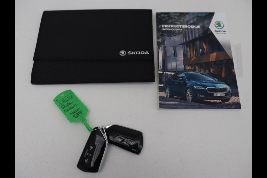 Škoda Octavia 1.5 TSI First Edition | Stoelverwarming | Adaptive cruise | Carplay | Sfeerverlichting | Matrix LED | Navigatie | Parkeerhulp | Keyless | DAB | Virtual Cockpit