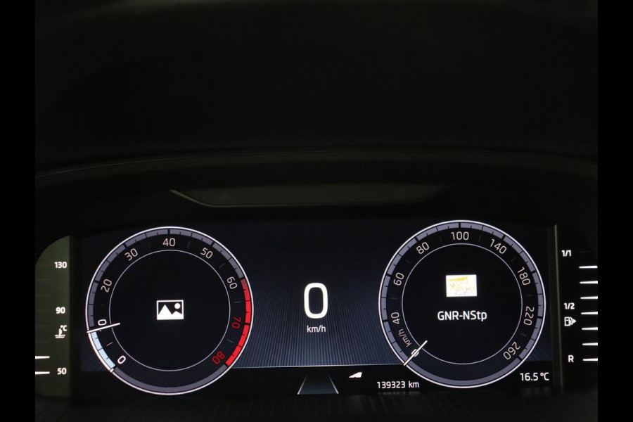 Škoda Octavia 1.5 TSI First Edition | Stoelverwarming | Adaptive cruise | Carplay | Sfeerverlichting | Matrix LED | Navigatie | Parkeerhulp | Keyless | DAB | Virtual Cockpit