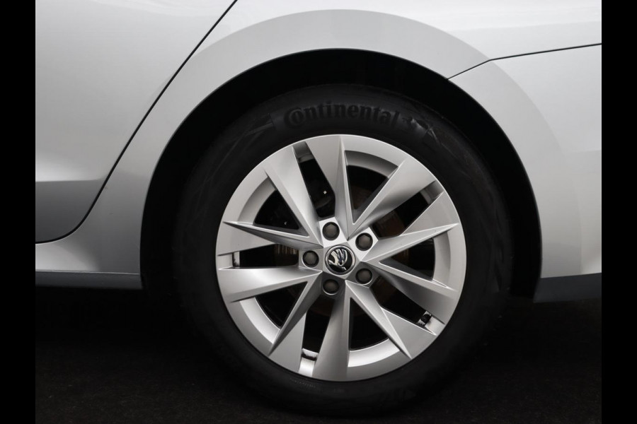 Škoda Octavia 1.5 TSI First Edition | Stoelverwarming | Adaptive cruise | Carplay | Sfeerverlichting | Matrix LED | Navigatie | Parkeerhulp | Keyless | DAB | Virtual Cockpit