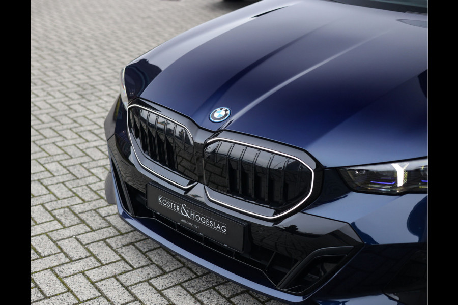 BMW 5 Serie Touring 550e xDrive | Pano - Trekhaak - B&W