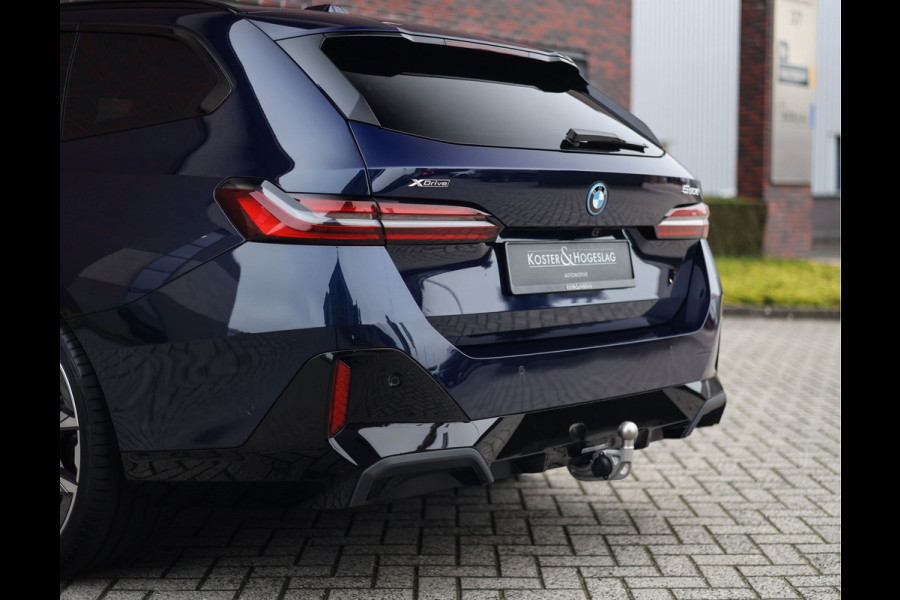 BMW 5 Serie Touring 550e xDrive | Pano - Trekhaak - B&W