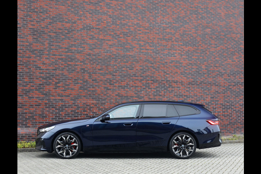 BMW 5 Serie Touring 550e xDrive | Pano - Trekhaak - B&W