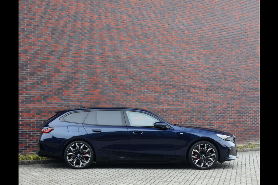 BMW 5 Serie Touring 550e xDrive | Pano - Trekhaak - B&W