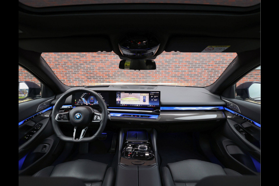BMW 5 Serie Touring 550e xDrive | Pano - Trekhaak - B&W