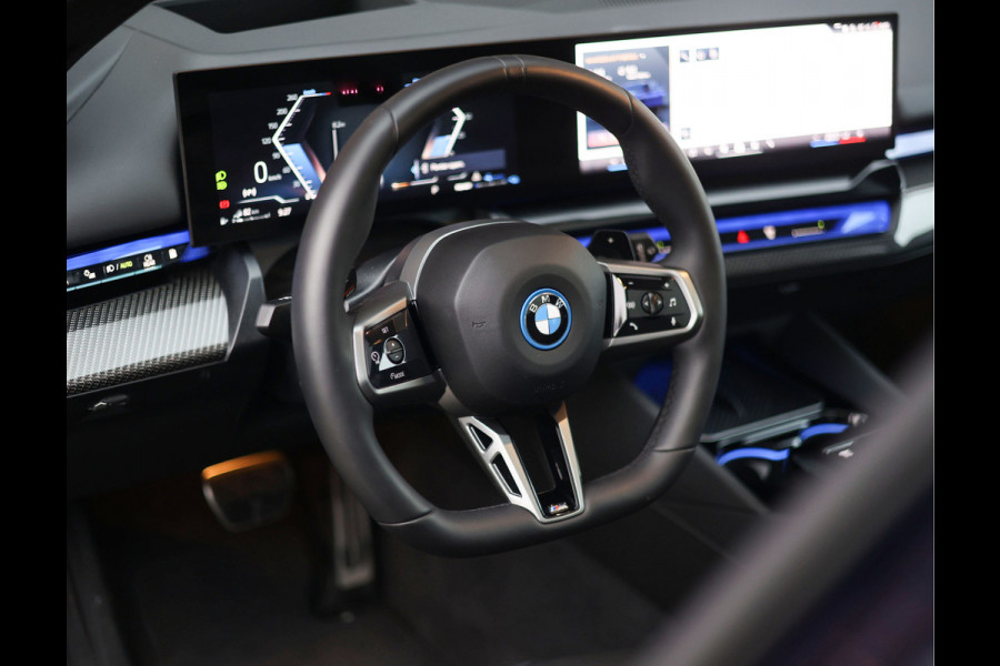 BMW 5 Serie Touring 550e xDrive | Pano - Trekhaak - B&W
