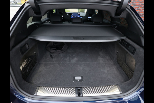 BMW 5 Serie Touring 550e xDrive | Pano - Trekhaak - B&W