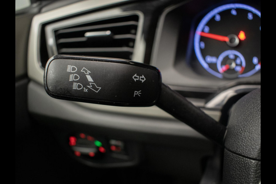Volkswagen Polo 1.0 TSI Comfortline Sport (APPLE CARPLAY,GROOT NAVI,LED,CRUISE,TREKHAAK,DAB,SPORTSTOELEN,NETTE STAAT)