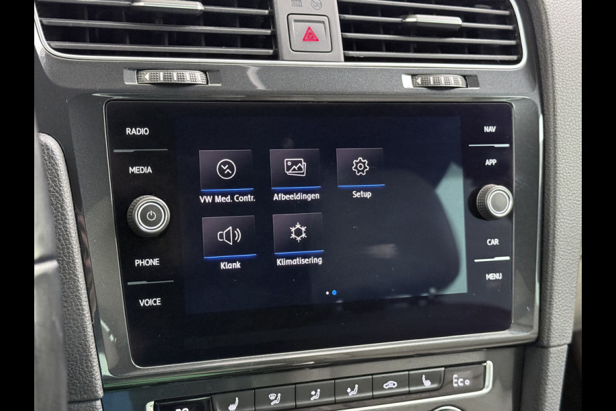 Volkswagen e-Golf Leer Warmtepomp LED+ Apple Carplay Android Navi Adaptieve-Cr. Digit.Dashb. PDC-v+a DAB 17" Ecc Led Premium Audio High-End- Dynaudio Zwarte-Hemel Lmv Privacy Glas Spiegel Pakket Virtual Cockpit Leder Pakket Stoelverwarming Origineel Nederlandse Auto Dealeronderhouden € 48.000 Nieuw!