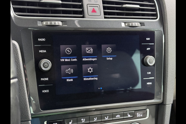 Volkswagen e-Golf Leer Warmtepomp LED+ Apple Carplay Android Navi Adaptieve-Cr. Digit.Dashb. PDC-v+a DAB 17" Ecc Led Premium Audio High-End- Dynaudio Zwarte-Hemel Lmv Privacy Glas Spiegel Pakket Virtual Cockpit Leder Pakket Stoelverwarming Origineel Nederlandse Auto Dealeronderhouden € 48.000 Nieuw!